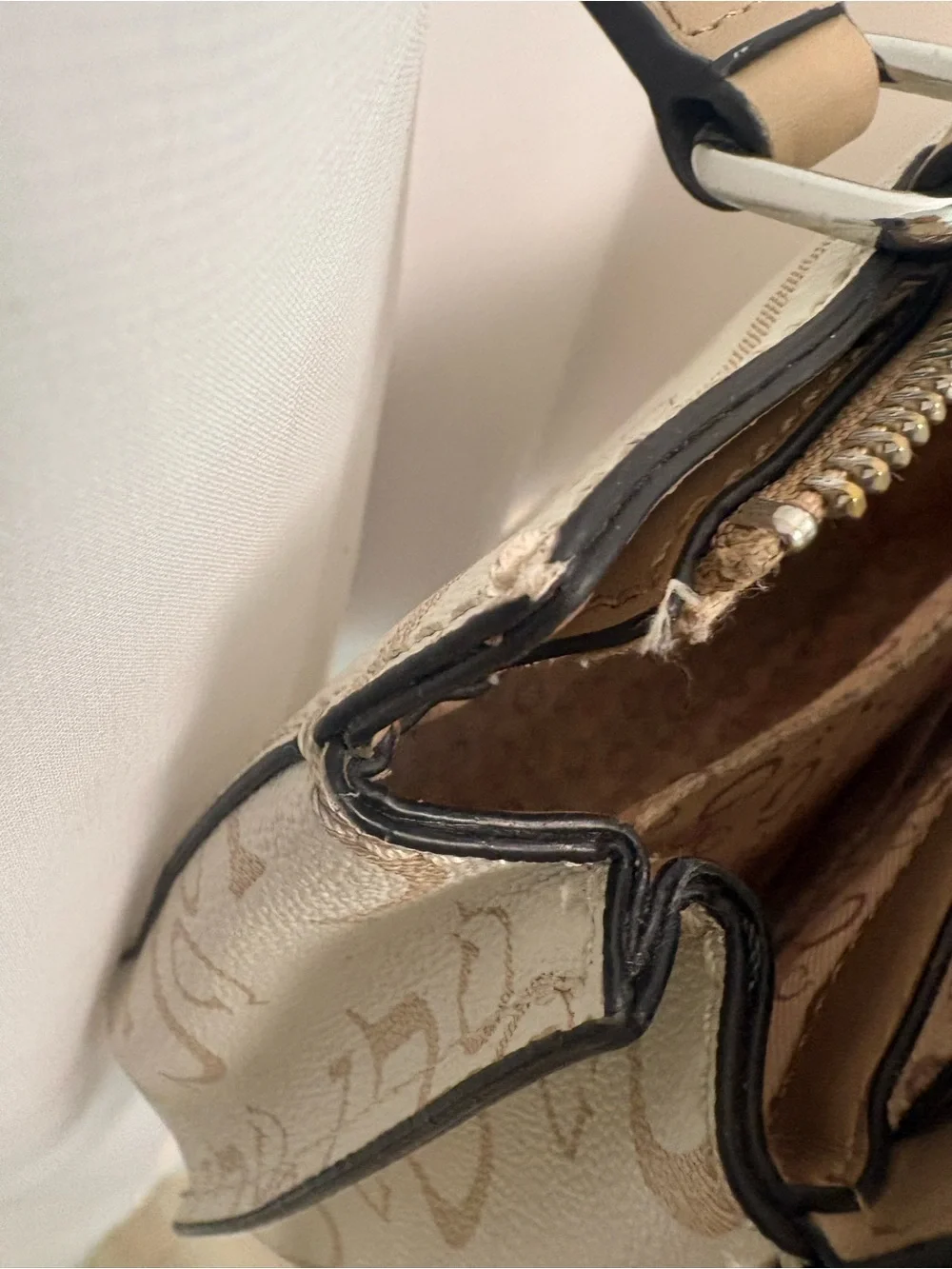 Guess hand bag/cross body bag